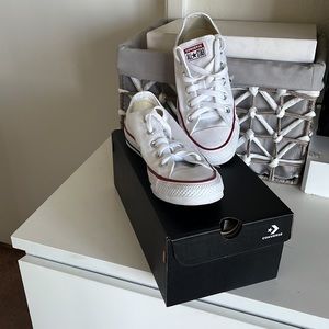 Original converse women’s size 6 . Great condition